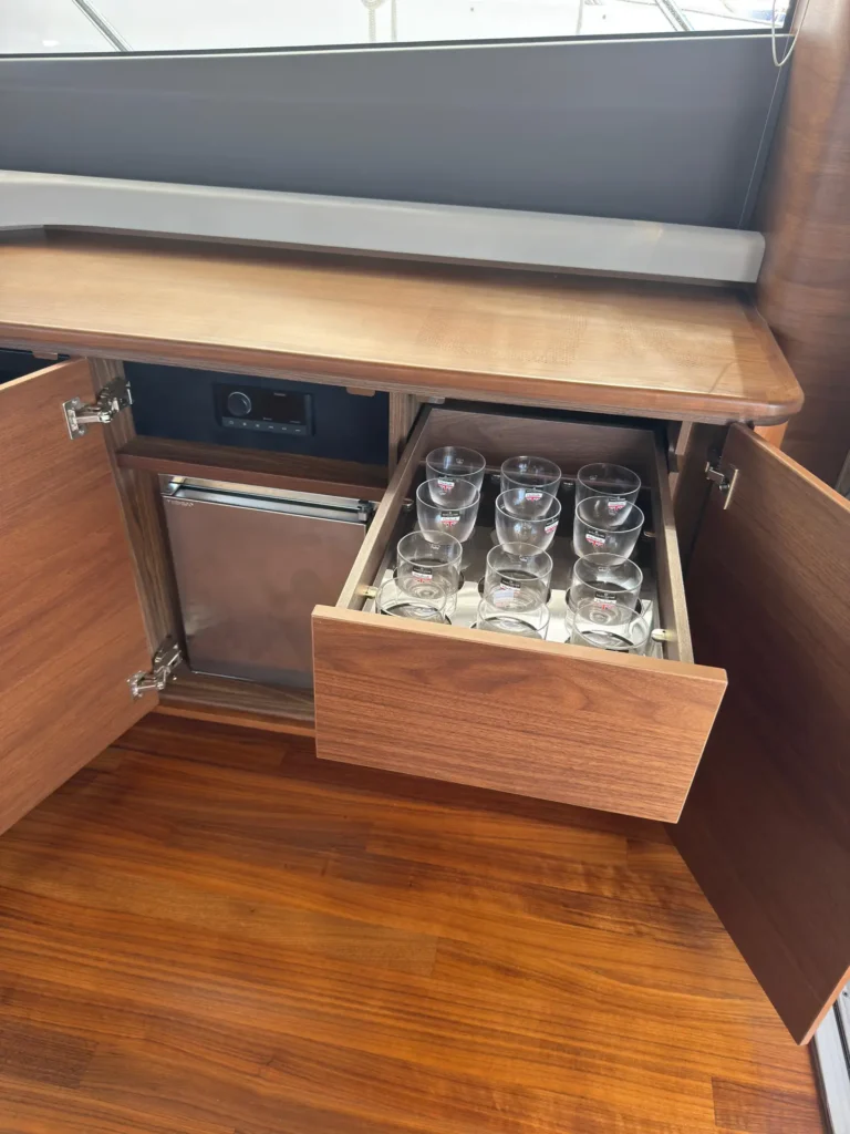 21_Avcon_Yacht_F55_202_Galley_Drawer_Glassware