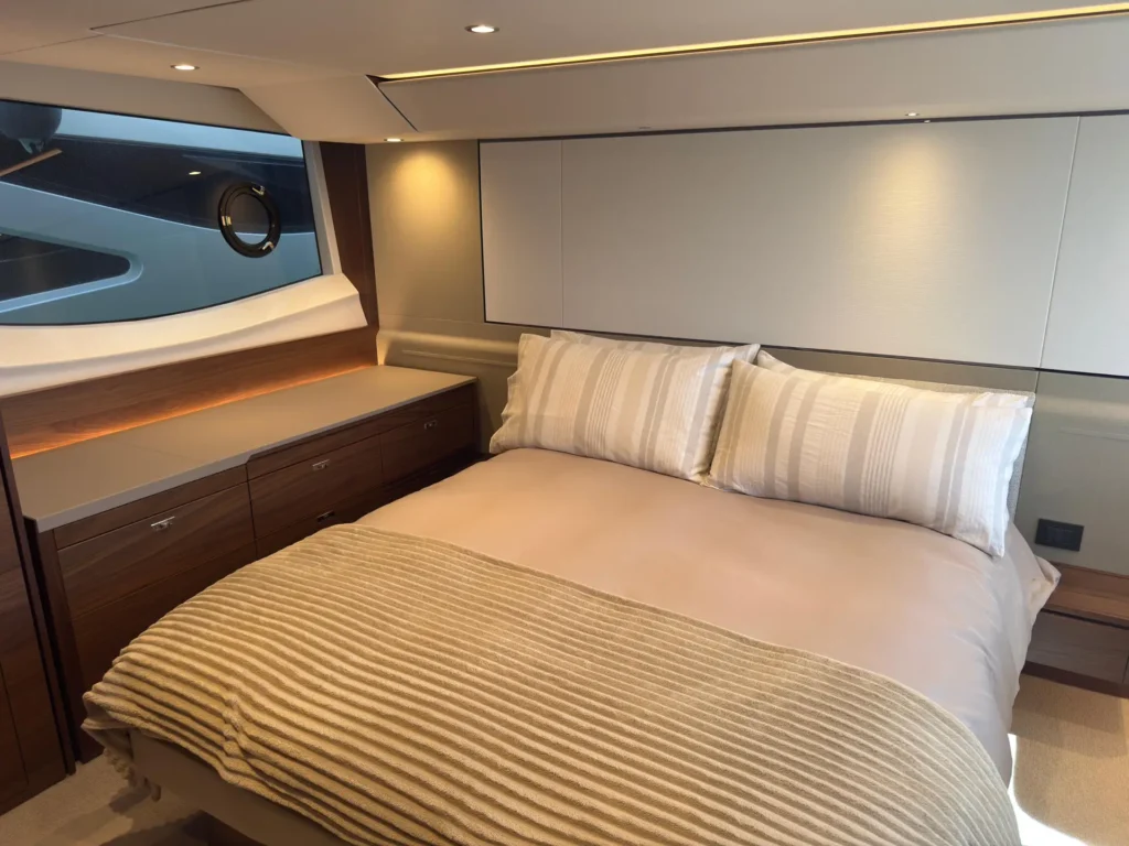 24_Avcon_Yacht_F55_202_Master_Cabin_Bed_Starboard