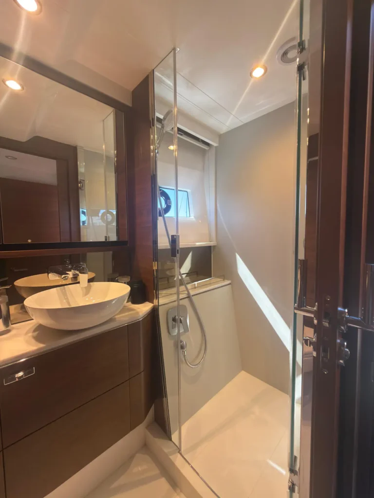 34_Avcon_Yacht_F55_202_Vip_Ensuite_Mirror_And_Sink